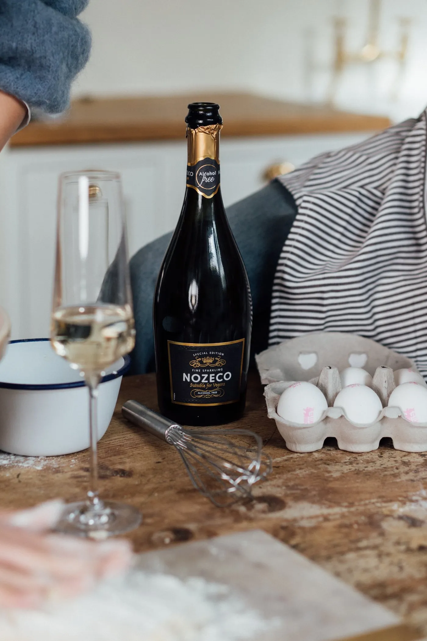 Bouteille de Nozeco et flûte pour un brunch
